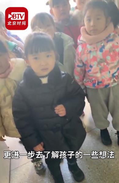 幼儿园老师PS和爱莎“合影”引小朋友羡慕，孩子惊讶地问：怎么认识的？