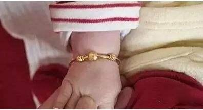 你的育儿经■女儿入园第一日，“金手镯”竟不翼而飞，怒火宝妈找老师反被怼