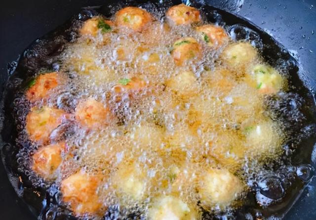 炸萝卜丸子，盐渍还是焯水？多加2样，丸子外酥里嫩，放凉不发硬