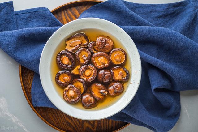 炖鸡汤时，直接炖还是先焯水？都不对，多做一步，鸡肉嫩鸡汤鲜