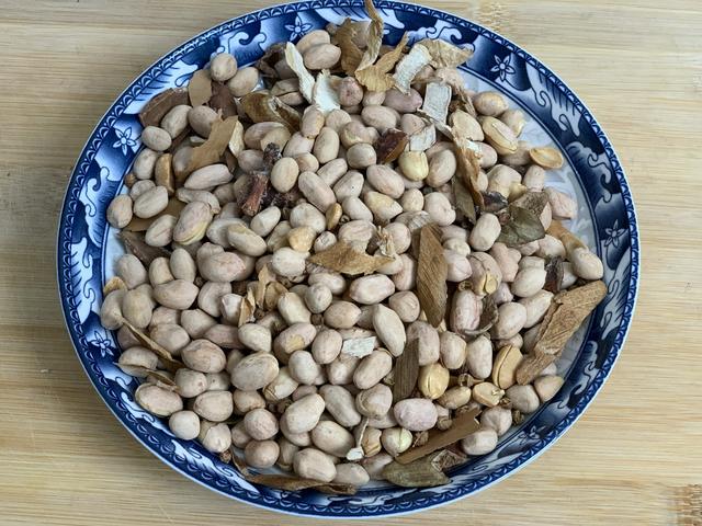 花生米不用水煮，加一袋盐，比油炸得更好吃，香酥脆爽又入味