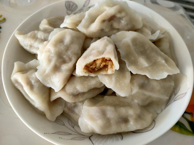 酸菜馅饺子这样调馅才好吃，味道正宗，酸香爽口，一次至少吃2盘