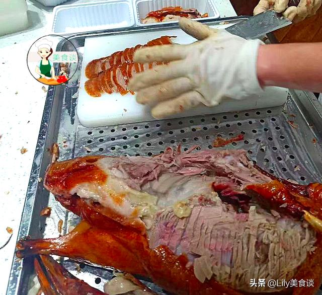 吃烤鸭时，店员问：鸭架煲汤还是做椒盐？别犹豫，果断回答2个字