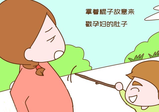 「超级宝妈」孕妇当众痛打熊孩子,知道原因后没人劝阻,家长道歉:打轻了!
