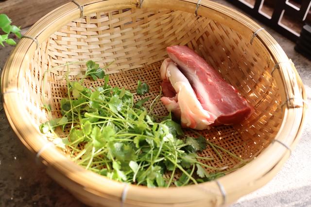 炒孜然羊肉时，羊肉切片还是切块？方法对了，炒出来比吃烤串还香