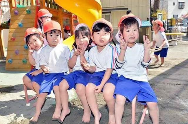 日本“光脚教育”火了，光脚对孩子好处太多，国内家长却无法接受
