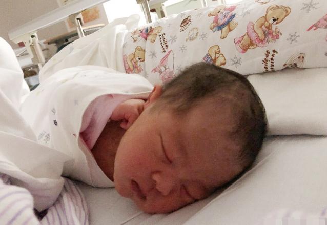 「你的育儿经」新生儿“举手”睡姿要纠正吗?投降式睡姿学问大,新手家长要知道