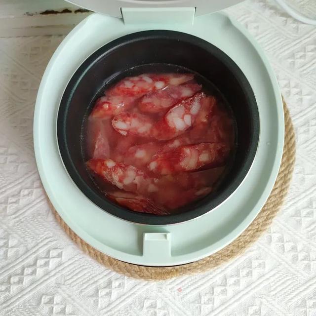 天冷了，自制一份香喷喷的煲仔饭！有菜有肉，越嚼越香