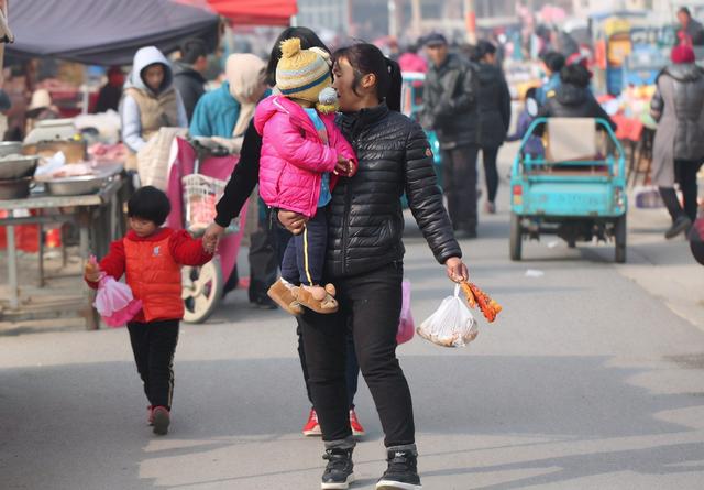 为啥外婆带娃有辛苦费，奶奶带娃理所当然？宝爸听到回复无言以对