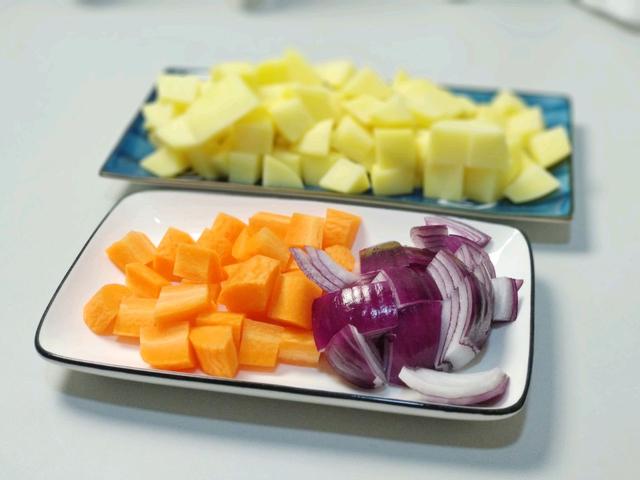 黄花鱼别总煎，加入咖喱炖一炖，这种吃法真的是太让人难忘了