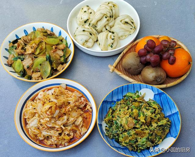 小圆家午餐，简单的一荤两素，外加一个面食，用时30分钟