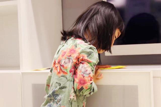「天使宝贝」“我今天就要吃草莓”，孩子指着草莓让妈妈买，四十一斤你买吗？