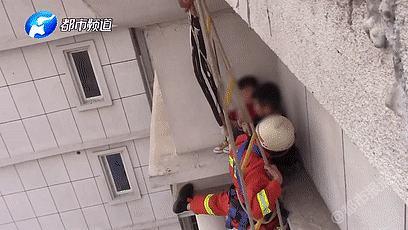 「超级宝妈」因风大，孩子差点被“刮”没！@家长 你可长点儿心吧
