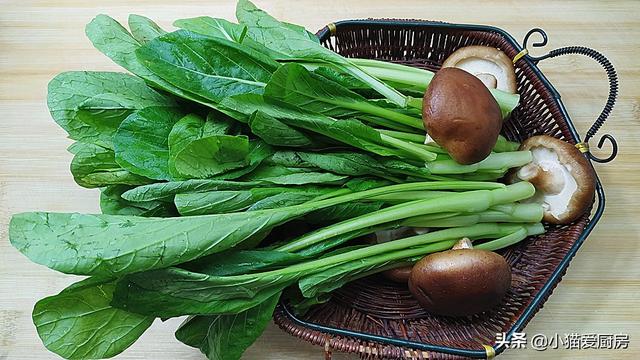 家常香菇炒油菜，这样做好吃，制作简单，味道清香，下饭还解腻