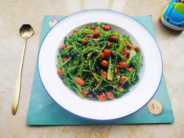 香菜配花生米，几分钟就搞定一盘下酒菜，成本只要几块钱