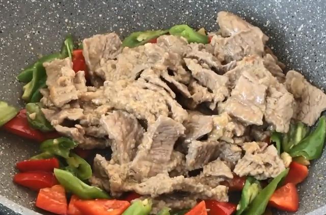 炒牛肉又嫩又好吃，别直接放盐和料酒腌制，教你正确方法和技巧