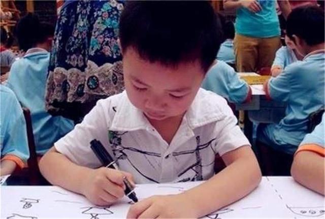 超级宝妈▲故事：幼儿园老师直言：“孩子家境怎么样，看穿着就知道用不着画车标”