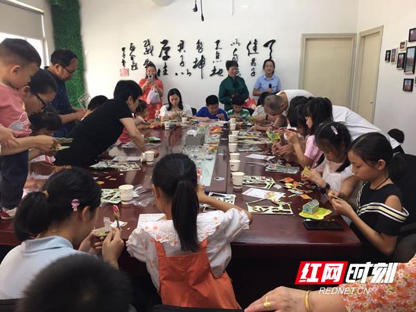 红网|巧手做玩具 欢乐过六一