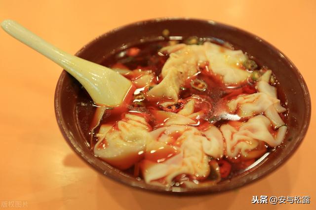 学会做麻辣饺子，浇上些饺子汤就是龙抄手，酸辣入味特开胃的美食