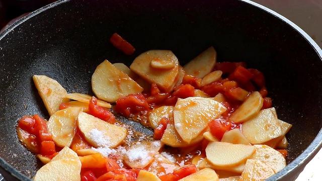 1个土豆，2个西红柿，教你简单一做，赛过大鱼大肉，真香