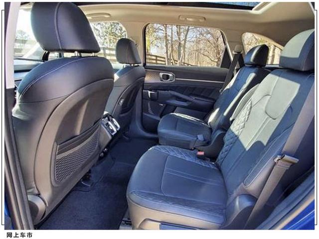 起亚全新索兰托实拍！熏黑外观套件，搭1.6T混动，座椅2+2+2布局