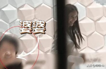 酸甜透明夹心|baby带儿子婆婆聚餐,3岁小海绵玩闹过火,故意往亲妈头上倒沙子