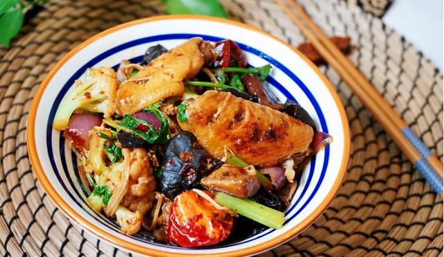 想吃麻辣香锅自己做，20元吃到撑，有荤有素，老公看了流口水