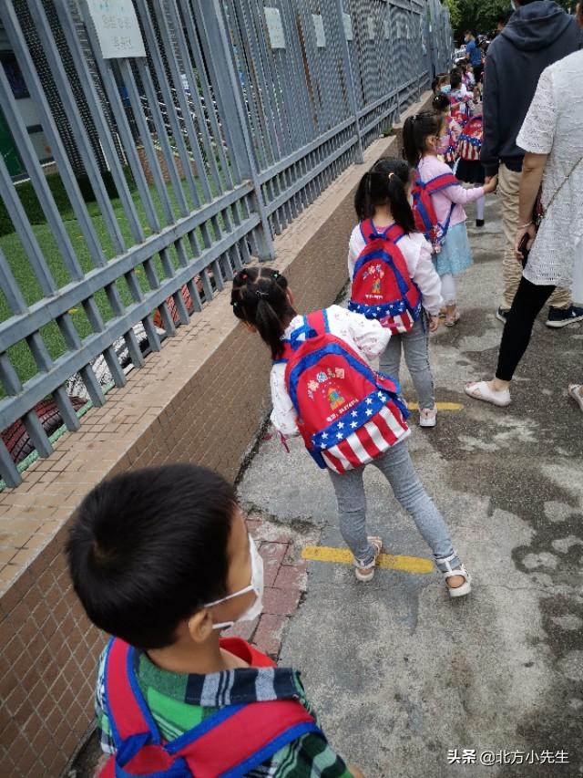 你的育儿经|新学期第一天送小孩上幼儿园，排了很长的队伍。