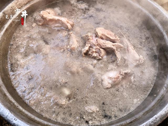 煮排骨大骨头时，记住“3用2不放”，肉香腥味小，汤白味道鲜