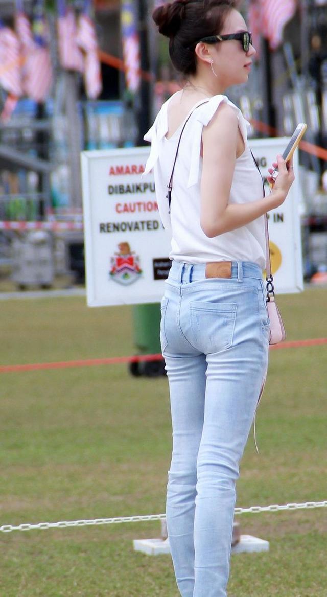 时尚探究社天蓝色牛仔裤搭配白色吊带上衣,小姐姐这样的穿法这么好看