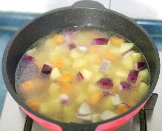 黄花鱼别总煎，加入咖喱炖一炖，这种吃法真的是太让人难忘了