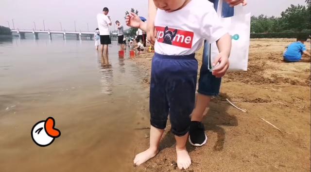 星空的浪漫|宝宝玩沙土、踩泥坑、涂鸦该阻止吗？