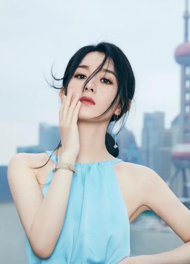 青岩梦罢|赵丽颖瘦出新高度，腰太细，衣服挂不住