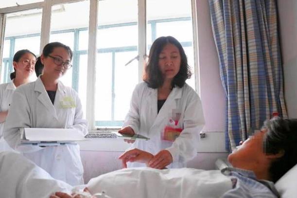 俩同龄女孩，一个28岁生孩子一个38岁生孩子，十年后差距明显