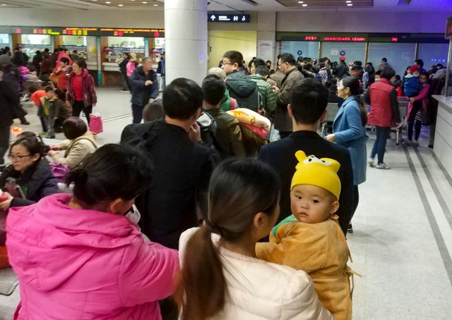 “最懒奶爸”陪娃输液，独自“霸占”病床睡觉，儿子站在一旁傻眼