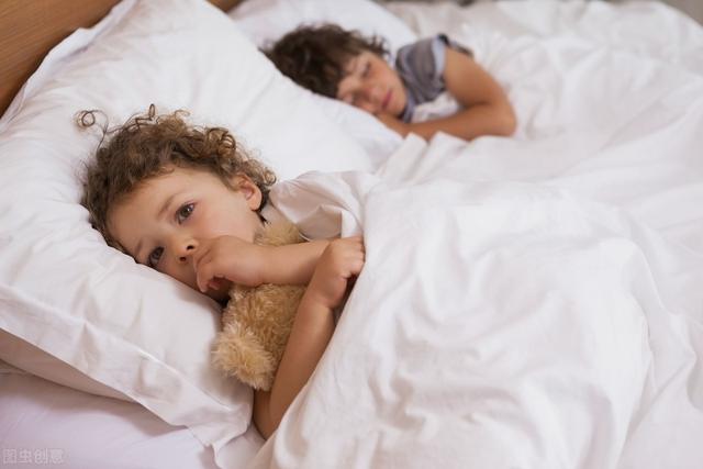 极光家园|孩子晚上总爱蹬被子？并不是仅仅因为热，而这3个原因不可忽视