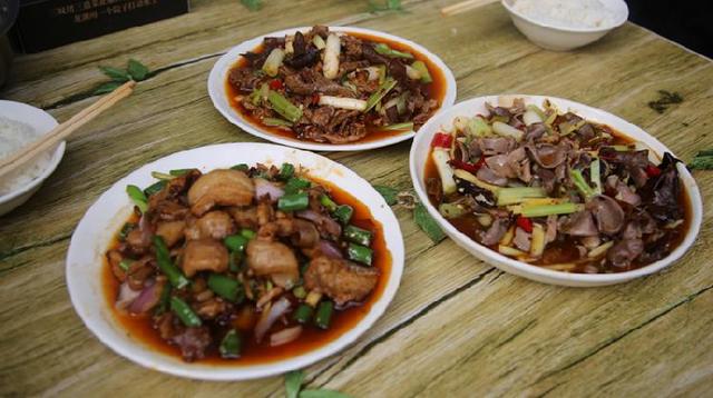 两江·人间烟火 靠三道菜称霸江湖的两江新区“资格大饭店”，它有什么资格？