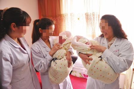 超级宝妈：李嘉欣“试管”儿子正脸照，颜值让人担忧，试管婴儿真的很差吗
