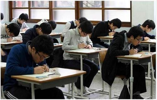 『超级宝妈』老师要求上传背诵视频，爷俩一起作弊，网友：当爹的心可真大
