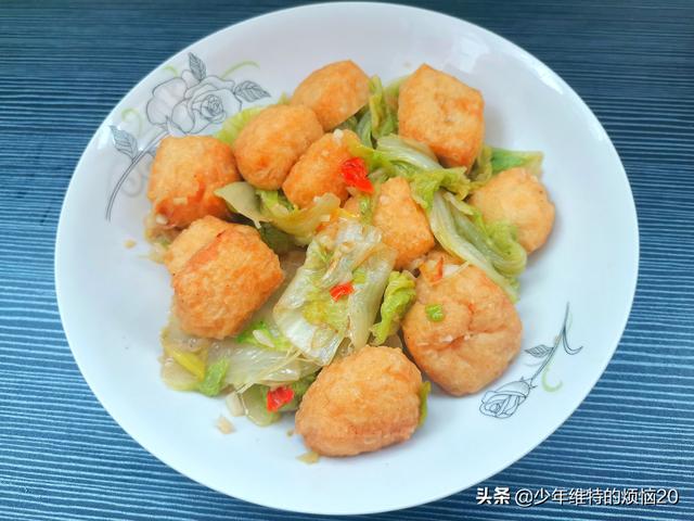 天冷了，白菜与此豆腐搭配着吃，一炒一焖，清淡美味，没肉也好吃