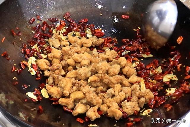 大厨教你做辣子鸡丁不出水，粒粒入魂！外酥有嚼劲，内部又滑嫩