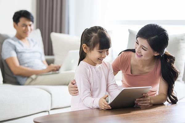 「你的育儿经」孩子在家上网课有三种表现=“假勤奋”，开学后成绩差距一目了然
