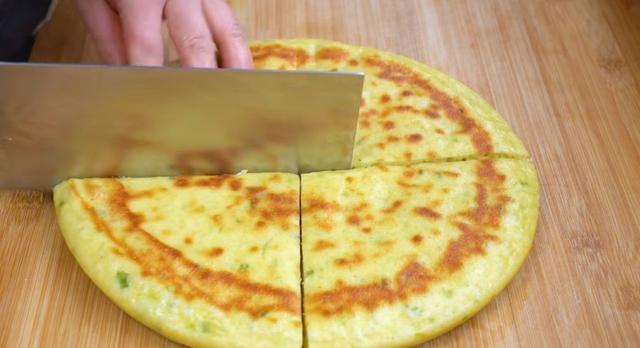 冬天发面饼这样做，手不沾面不揉面，松软又好吃，凉了也不硬