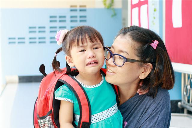 超级宝妈：如何教育哭闹中的孩子，霍思燕的做法令人称赞，赶快学习一下