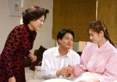 「你的育儿经」“一口饭都没给我留么”，90后宝妈喂完孩子没饭吃，怒掀餐桌