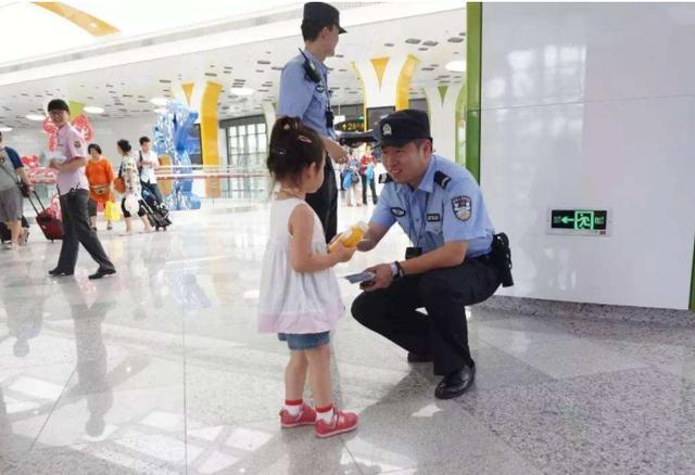 3岁女孩在商场父母走散，当广播喊出宝爸名字时，行人们笑翻了