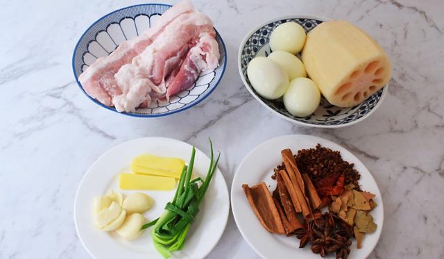 下酒菜的首选，自己做的卤味，比外面的新鲜卫生，还有料