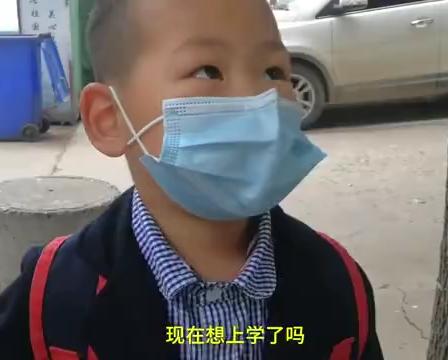 超级宝妈■“老师！开门！我要上学！”5岁萌娃赖幼儿园门口求上学，眼神亮了