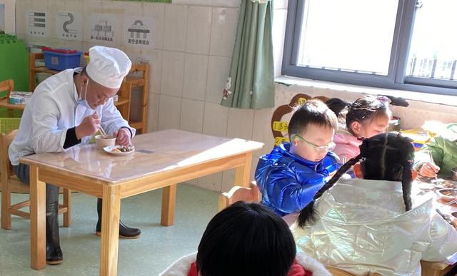 幼儿园大厨陪餐3年，专“治”宝宝挑食