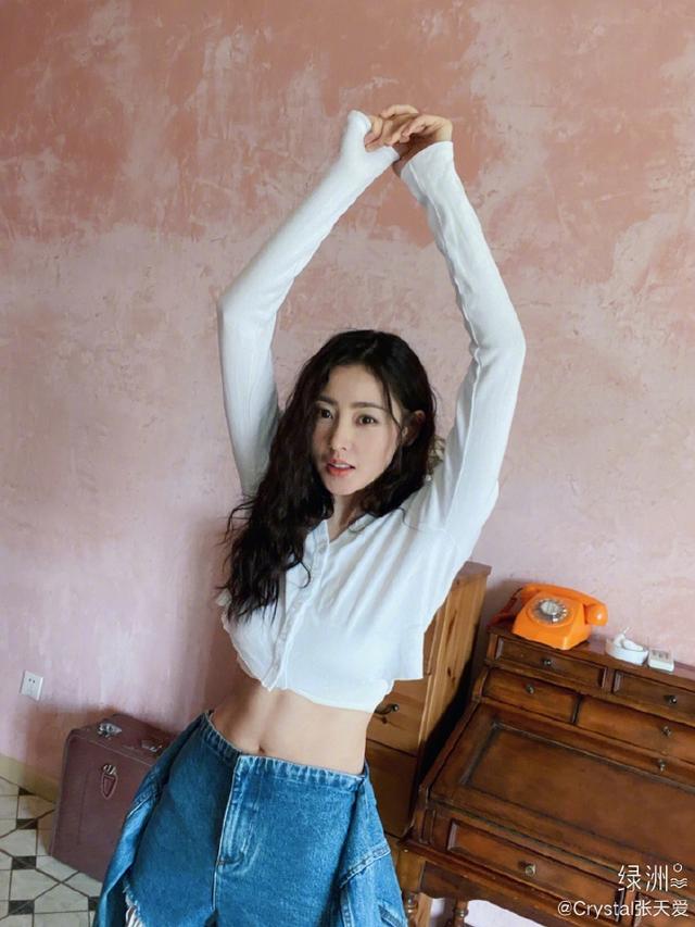 「中国青年网」张天爱分享九宫格美照 穿露腰上衣秀马甲线自信迷人